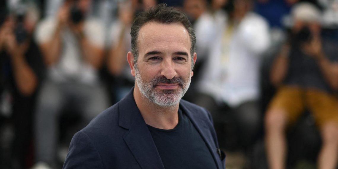 «On est taxés de fachos» : Jean Dujardin déplore qu’il devienne difficile de clamer son amour de la France