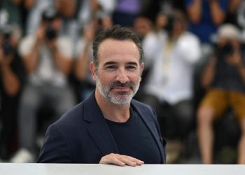 «On est taxés de fachos» : Jean Dujardin déplore qu’il devienne difficile de clamer son amour de la France