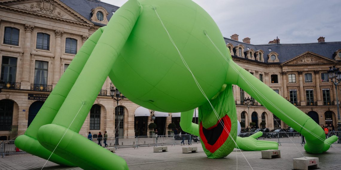 «Dites-moi que c’est réalisé par l’IA» : une grenouille colossale déployée place Vendôme sidère les internautes