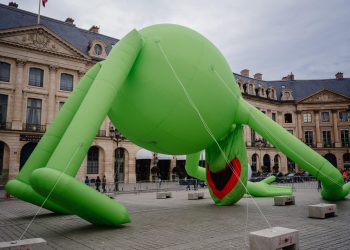 «Dites-moi que c’est réalisé par l’IA» : une grenouille colossale déployée place Vendôme sidère les internautes