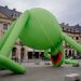 «Dites-moi que c’est réalisé par l’IA» : une grenouille colossale déployée place Vendôme sidère les internautes