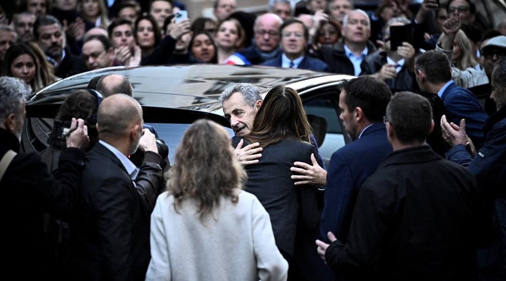 «La vérité triomphera» : une foule réunie pour soutenir Nicolas Sarkozy avant son incarcération