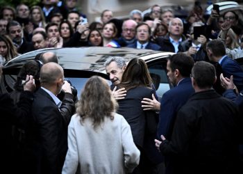 «La vérité triomphera» : une foule réunie pour soutenir Nicolas Sarkozy avant son incarcération