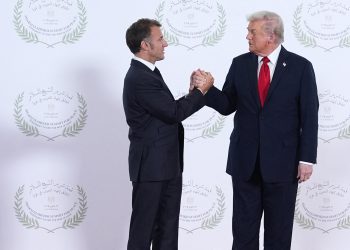 «Tu te fais discret aujourd’hui» : Trump ironise sur Macron lors du sommet pour Gaza en Égypte