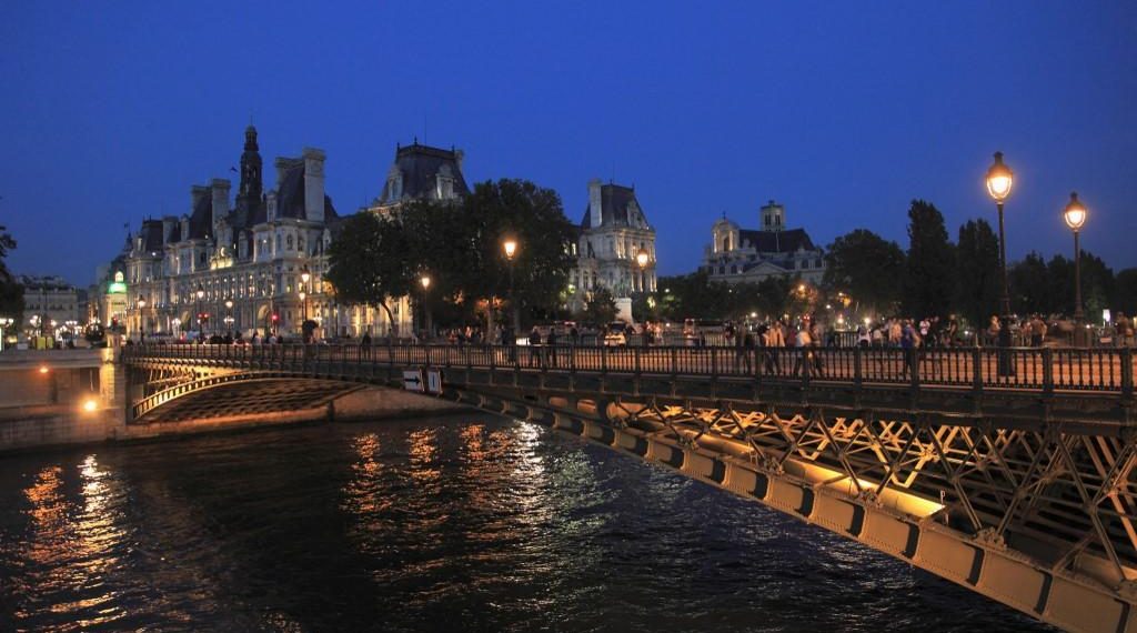 Paris : un quinquagénaire dépouillé et jeté dans la Seine par un groupe de cinq personnes