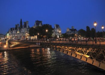 Paris : un quinquagénaire dépouillé et jeté dans la Seine par un groupe de cinq personnes