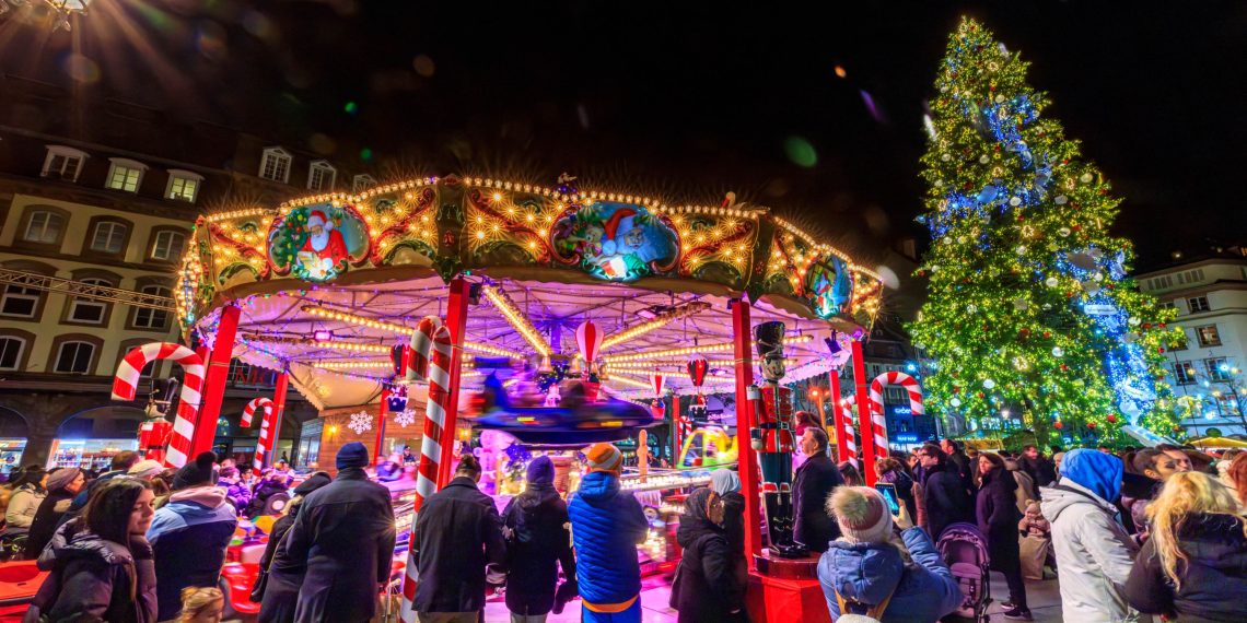 À Strasbourg, un sapin coupé dans une forêt des Vosges pour plonger dans l’ambiance de Noël