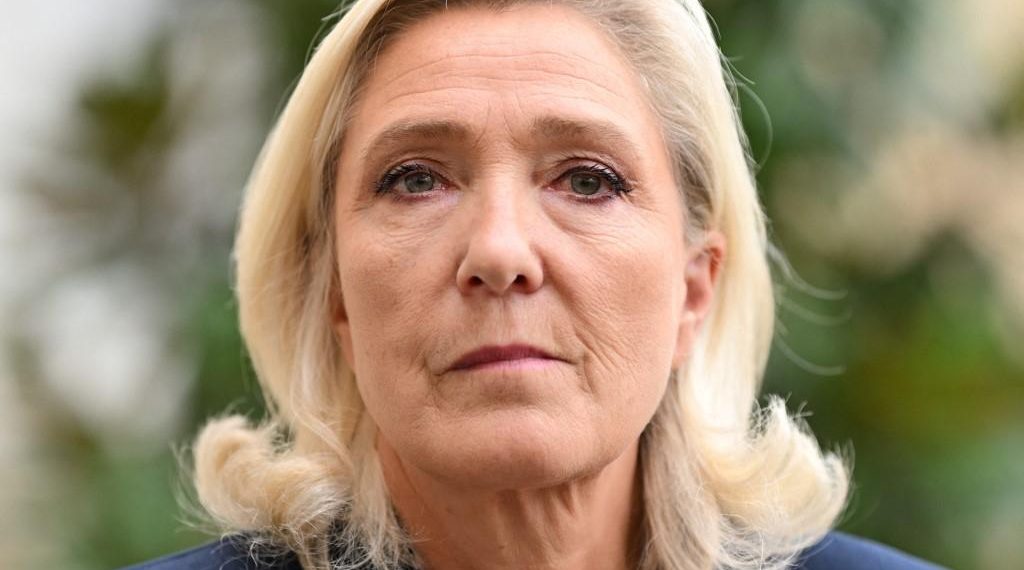 Non-censure du gouvernement : «LR ne s’est pas vendu à la macronie… il s’est donné», raille Marine Le Pen