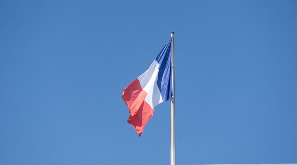 Rouen : un drapeau français hissé au sommet de la cathédrale, la préfecture dépose plainte