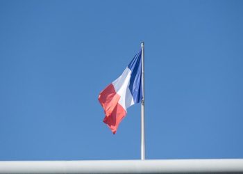 Rouen : un drapeau français hissé au sommet de la cathédrale, la préfecture dépose plainte