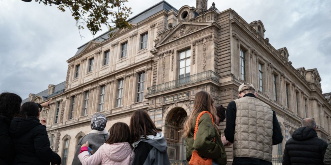 Cambriolage au musée du Louvre : la fenêtre du casse, nouvelle attraction touristique