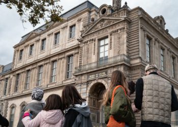 Cambriolage au musée du Louvre : la fenêtre du casse, nouvelle attraction touristique