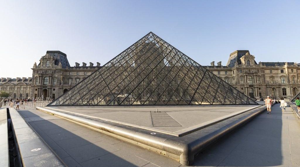 Musée du Louvre – Tentative de fuite vers l’Algérie, bijoux non retrouvés… Tout ce que l’on sait après l’arrestation de deux suspects