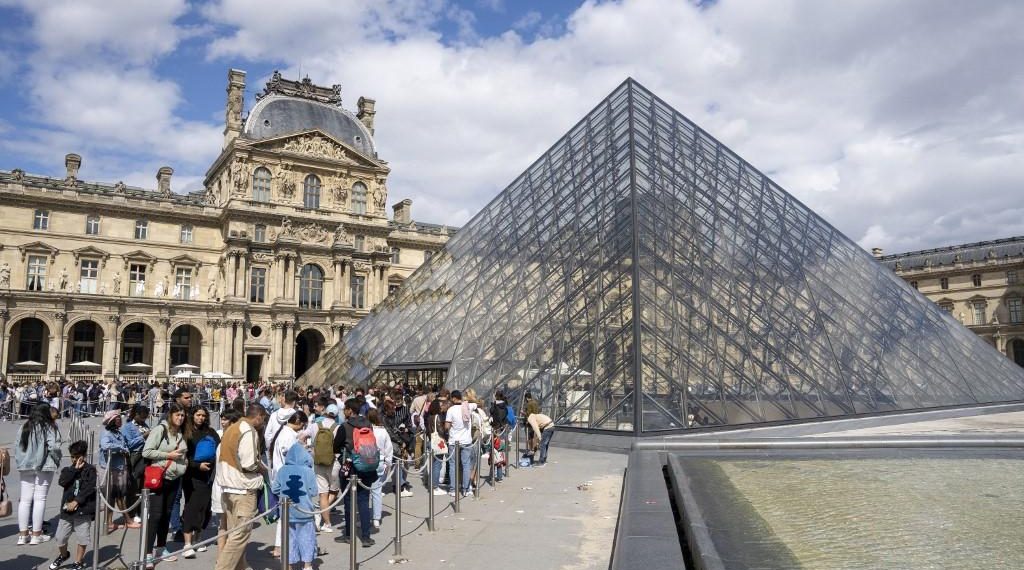 Paris : le musée du Louvre fermé après un braquage