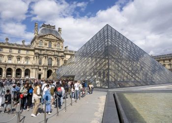 Paris : le musée du Louvre fermé après un braquage