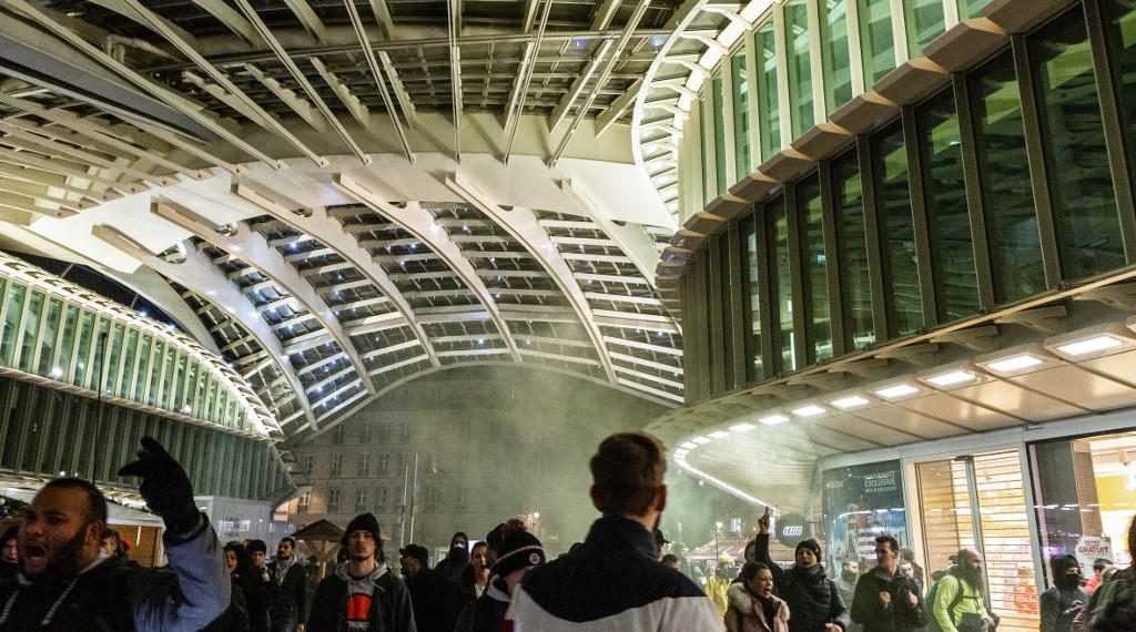 Paris : explosion de violence après l’annulation d’un concert de rap aux Halles, un policier lynché au sol