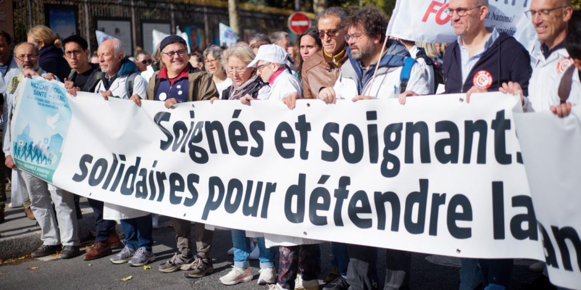 «Ce n’est plus possible» : à Paris, une marche blanche des soignants pour demander plus de moyens