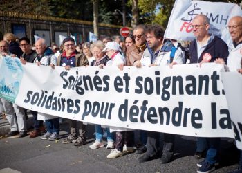 «Ce n’est plus possible» : à Paris, une marche blanche des soignants pour demander plus de moyens