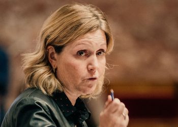 Visite d’Insoumis à la prison de la Santé : Yaël Braun-Pivet écrit aux députés pour recadrer LFI