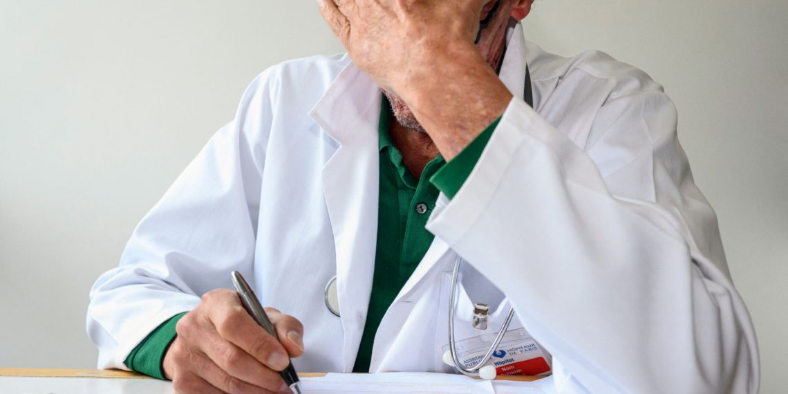 Près de 2.000 cas de violences sur des médecins en 2024, témoignage édifiant d’une femme-médecin à Mérignac, victime d’agressions physiques et verbales