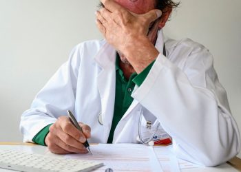 Près de 2.000 cas de violences sur des médecins en 2024, témoignage édifiant d’une femme-médecin à Mérignac, victime d’agressions physiques et verbales