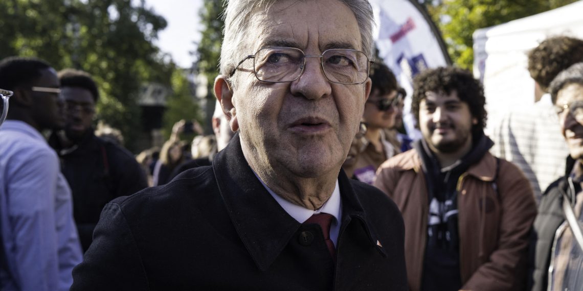 «La classe façon LFI, c’est un doigt d’honneur» : un geste de Mélenchon face à Duhamel fait polémique