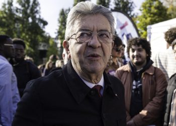 «La classe façon LFI, c’est un doigt d’honneur» : un geste de Mélenchon face à Duhamel fait polémique