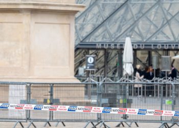 Cambriolage au musée du Louvre : à Paris, touristes et habitants dénoncent une insécurité «à l’image de la France, en décadence»