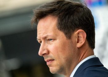 «Bellamy à l’échafaud» : l’eurodéputé LR menacé de mort par des manifestants à la gare du Nord