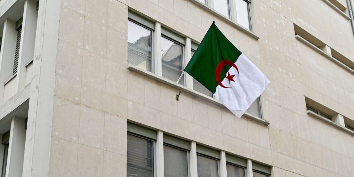 SONDAGE – 76% des Français veulent stopper les visas pour l’Algérie tant que le pays refuse les expulsés