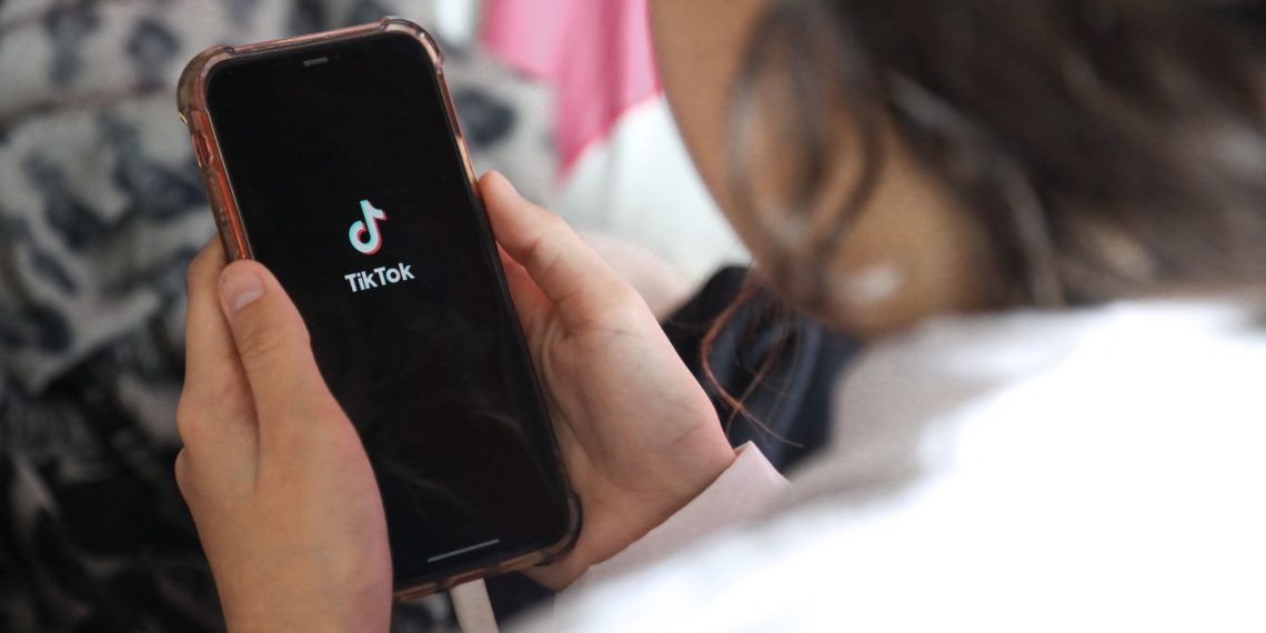 «Les réseaux sociaux sont une catastrophe pour les liens sociaux», soutient le psychiatre Serge Tisseron, en faveur d’une interdiction pour les moins de 13 ans