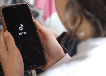 «Les réseaux sociaux sont une catastrophe pour les liens sociaux», soutient le psychiatre Serge Tisseron, en faveur d’une interdiction pour les moins de 13 ans