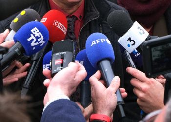 Médias : la France vote à droite, mais les matinales parlent à gauche