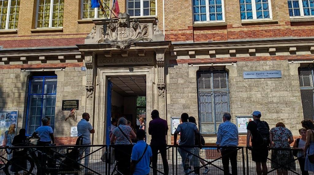 «Il a dit à mon fils que j’allais mourir» : un clandestin algérien agresse une maman à la sortie d’une école maternelle