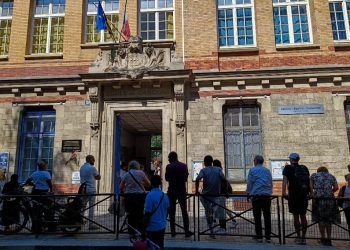 «Il a dit à mon fils que j’allais mourir» : un clandestin algérien agresse une maman à la sortie d’une école maternelle