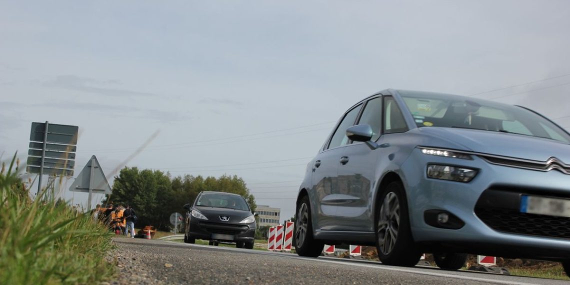Loire : Un chauffard en fuite recherché par les gendarmes après avoir provoqué une sortie de route spectaculaire