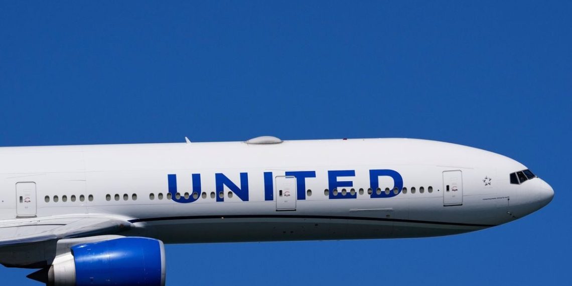 Un objet mystérieux fait éclater le pare-brise d’un Boeing, le pilote blessé