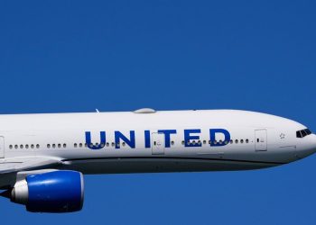 Un objet mystérieux fait éclater le pare-brise d’un Boeing, le pilote blessé