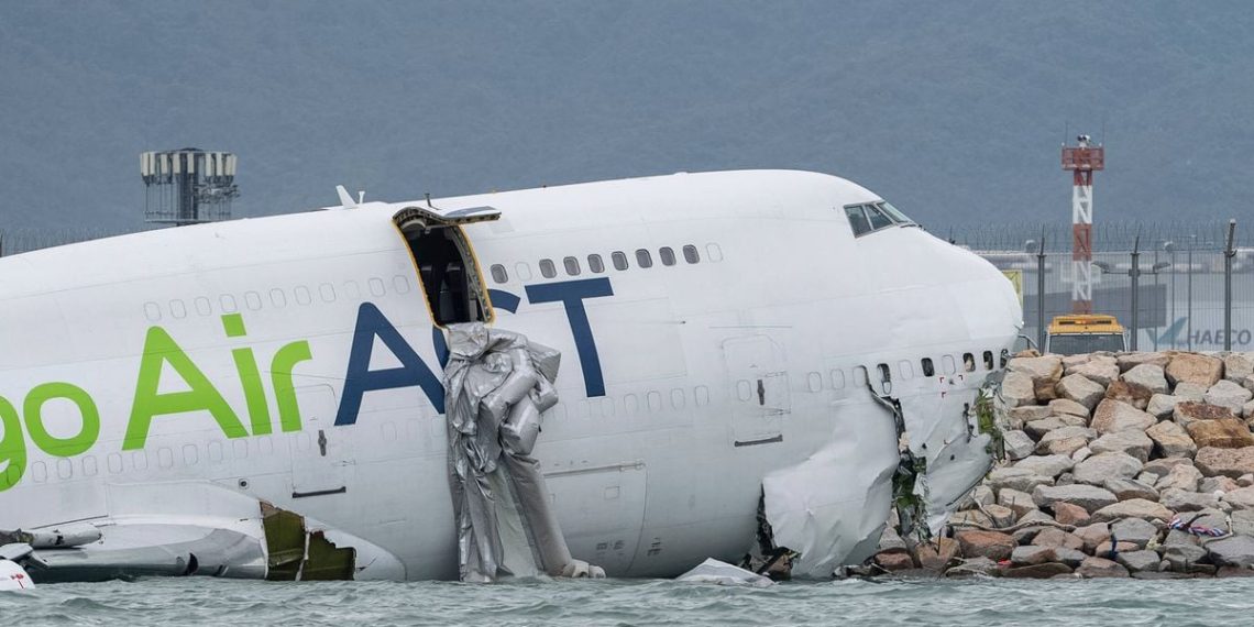 Hong Kong : En atterrissant, un avion-cargo fait deux morts et termine dans la mer