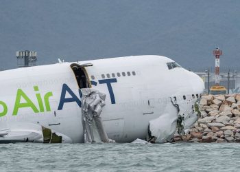 Hong Kong : En atterrissant, un avion-cargo fait deux morts et termine dans la mer