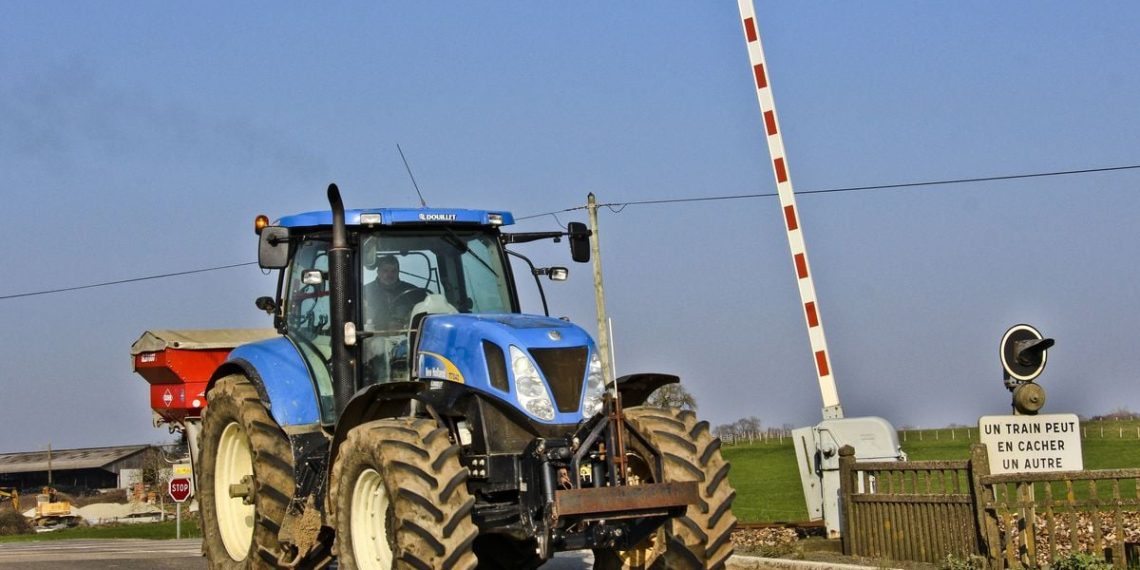 Vendée : Un homme de 18 ans descend de son tracteur, l’engin lui roule dessus