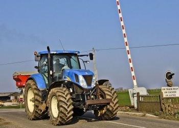 Vendée : Un homme de 18 ans descend de son tracteur, l’engin lui roule dessus