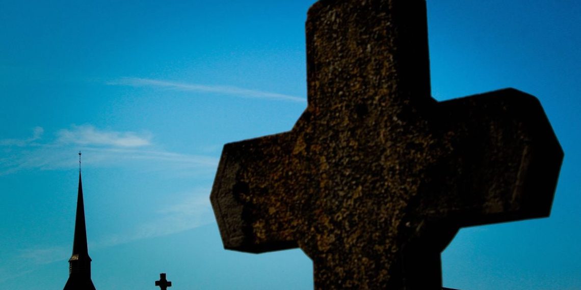 Dordogne : Une femme vient se recueillir et se retrouve coincée au cimetière en pleine nuit