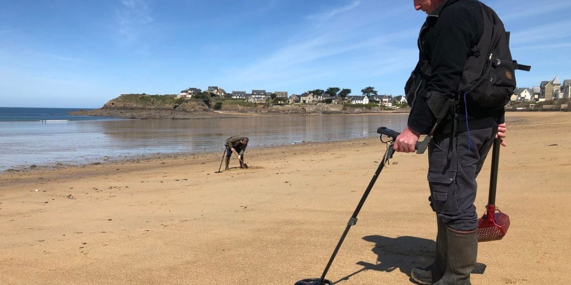 Maine-et-Loire : Une jeune femme retrouve sa bague de fiançailles dans un étang après un appel à l’aide sur les réseaux