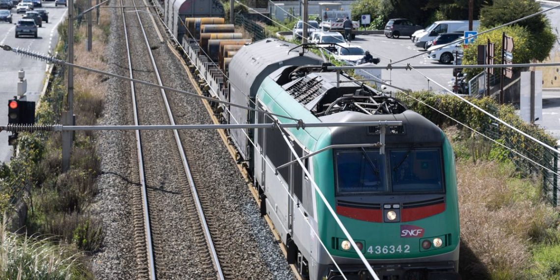 Marne : Un conducteur de 42 ans meurt après avoir été percuté par un train de fret