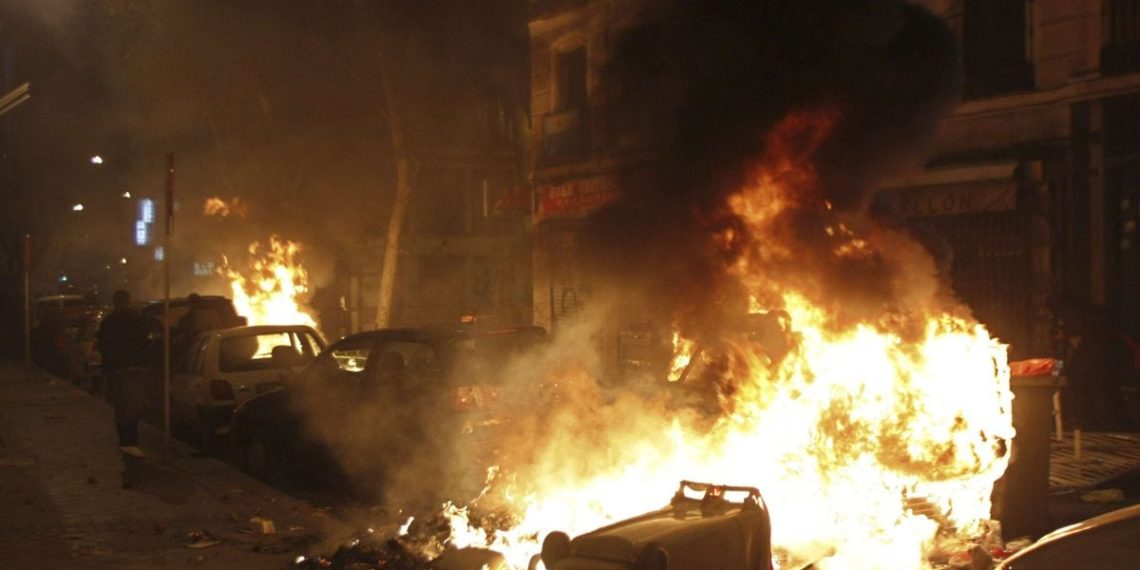 Calvados : Deux bus et des poubelles brûlés, les maires dénoncent des actes “inacceptables”