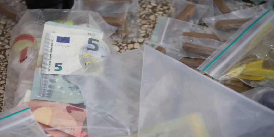 Vaucluse : Deux dealers brûlent l’argent et la drogue pour empêcher une saisie policière