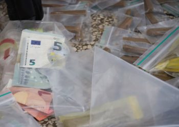 Vaucluse : Deux dealers brûlent l’argent et la drogue pour empêcher une saisie policière
