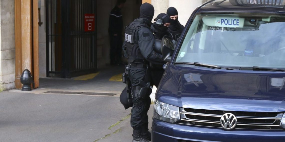Roubaix : Ils se cachent dans le faux plafond d’une banque, la BRI débarque