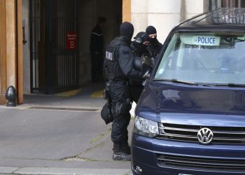 Roubaix : Ils se cachent dans le faux plafond d’une banque, la BRI débarque